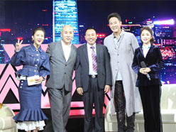 新望董事長(zhǎng)羅永輝與著名歌星劉尊老師、汪正正老師、郭津彤老師、主持人雅琪在北京電視臺(tái)錄制節(jié)目現(xiàn)場(chǎng)親切合影